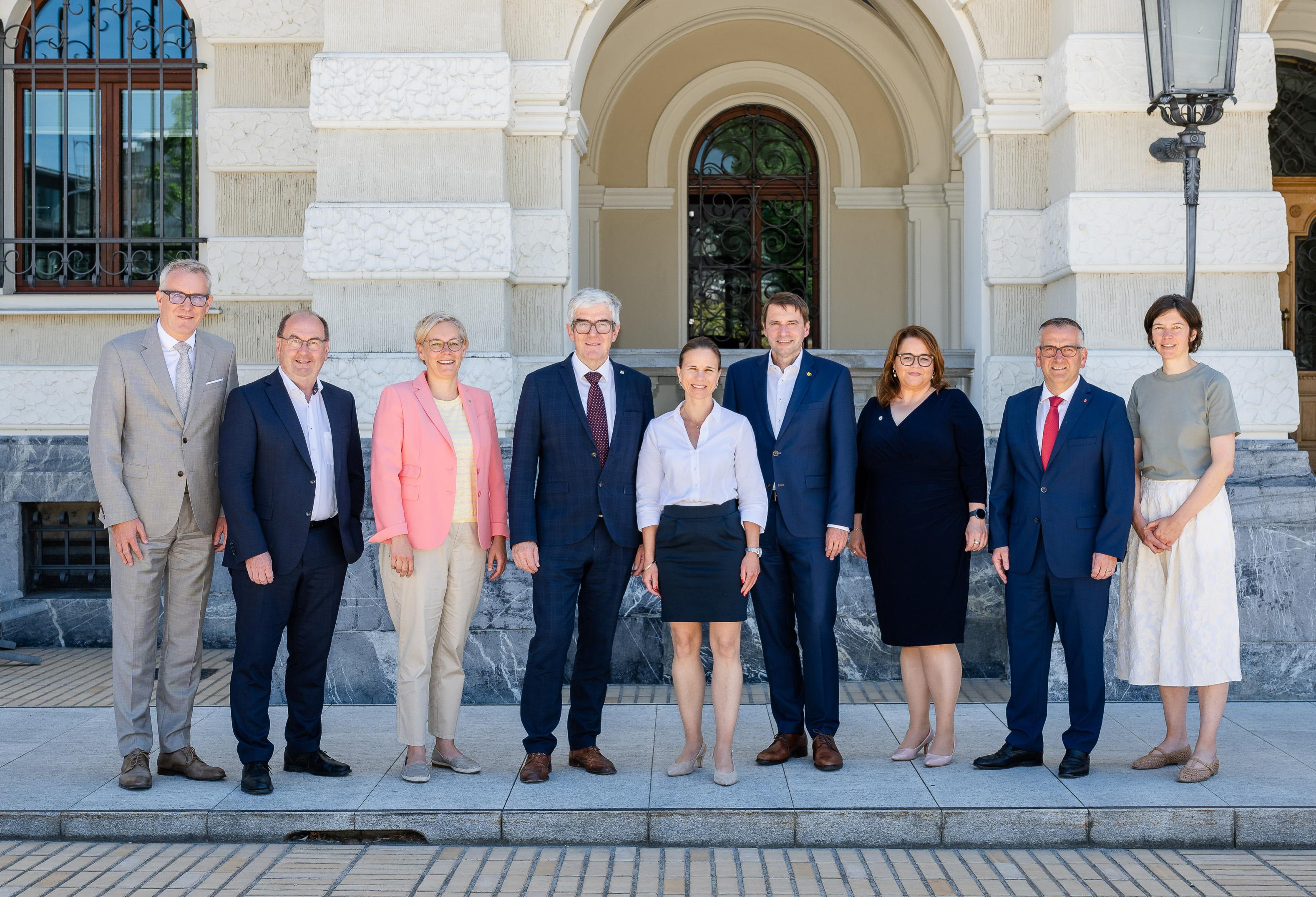 Regierungsrat Daniel Oehry (FL), Regierungsrat Kaspar Becker (GL), Regierungsrätin Susann Metzger (AR), Regierungsrat Jon Domenic Parolini (GR), Regierungsrätin Denise Neuweiler (TG), Regierungsrat Patrick Strasser (SH), Frau Landammann Angela Koller (AI), Regierungsrat Michael Stähli (SZ) und Regierungsrätin Bettina Suber (SG) (von links nach rechts). Auf dem Foto fehlt Regierungsrätin Silvia Steiner (ZH) 