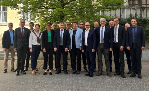 Die Mitglieder der EDK-Ost an der Jahresversammlung im Kloster Disentis.  von links nach rechts: Patrik Riebli, TG; Regierungsrat (RR) Roland Inauen, AI; Jürg Raschle, SG; Rachel Guerra, Vertretung FL; RR Monika Knill, TG; Roland Moser, SH; RR Alfred Stricker, AR, Präsident EDK-Ost; Silvio Breitenmoser, AI; RR Silvia Steiner, ZH; Simon Bott, GR; RR Stefan Kölliker, SG; Balz Bänziger, GL; RR Jon-Domenic Parolini, GR; Patrick von Dach, Vertretung SZ; RR Markus Heer, GL; Markus Giuliani, ZH; RR Patrick Strasse